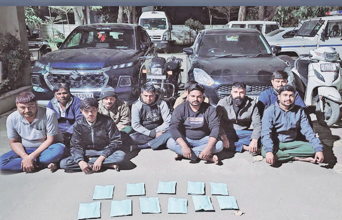 વલાદના ખેતરમાં ચાલતા જુગારધામ પર એલસીબીનો દરોડો ઃ ૧૦ પકડાયા 1 - image