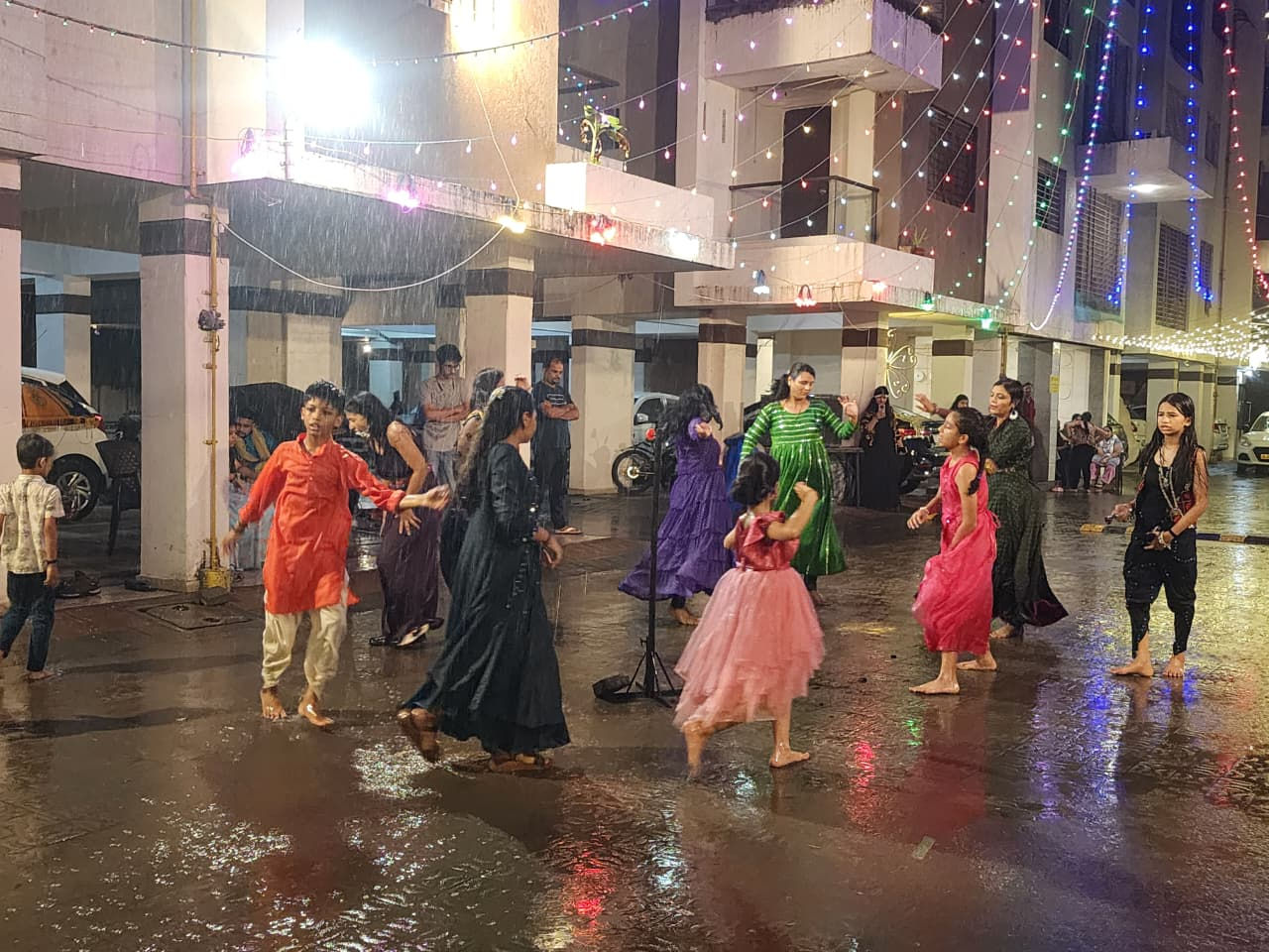 મન મોર બની થનગાટ કરે... મેઘરાજા પણ સુરતી ખેલૈયાઓને રોકી ન શક્યા, ચાલુ વરસાદમાં ગરબાની રમઝટ 4 - image