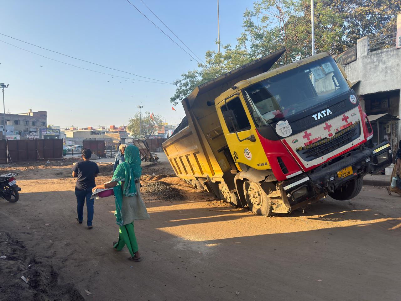 ખાડો ખોદે તે પડે! AMCનું ડમ્પર જ ખાડામાં ફસાયું, રસ્તા પર માત્ર માટી નાખીને મનાયો હતો સંતોષ 2 - image