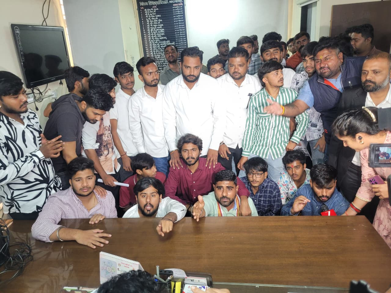 અમદાવાદમાં સ્વેટર મામલે ખાનગી સ્કૂલોની મનમાની, NSUIના હલ્લાબોલ પછી DEOની તપાસની ખાતરી 3 - image