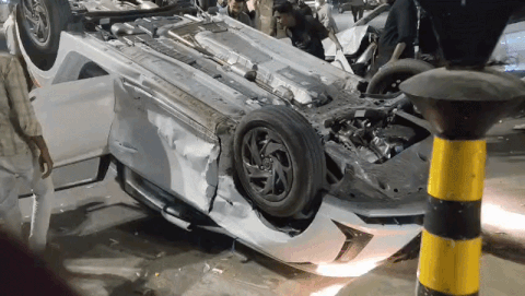 અમદાવાદના નવા વાડજમાં બે કાર વચ્ચે ગમખ્વાર અકસ્માત, ટક્કર બાદ કાર પલટી મારી ગઈ 2 - image