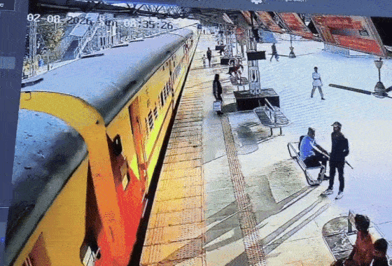 ભાવનગર: ચાલતી ટ્રેને ઉતરવા જતી યુવતી ઢસડાઈ, પોઇન્ટ્સમેને બચાવ્યો જીવ, ઘટના CCTVમાં કેદ 2 - image