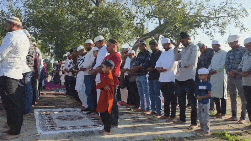 ગુજરાતમાં ઈદની રોનક: સાણંદથી શહેરા સુધી ઈદગાહમાં ઉમટી ભીડ, ધોળકા અને નસવાડીમાં કોમી એકતાના દર્શન 5 - image