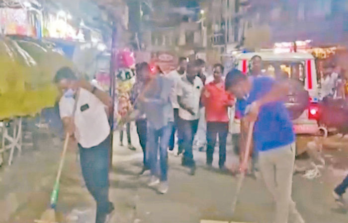 ડાકોર પાલિકાના ચૂંટાયેલા સભ્યોએ જાતે જ સફાઈ કરવાનો વારો આવ્યો 1 - image