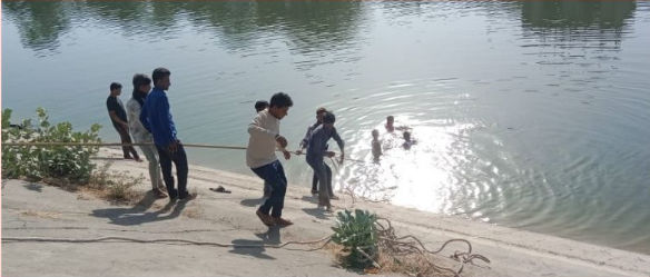 બનાસકાંઠામાં કેનાલમાં કાર ખાબકતાં 4ના મોત, 3 બાળકો એક પુરુષની મળી લાશ 1 - image