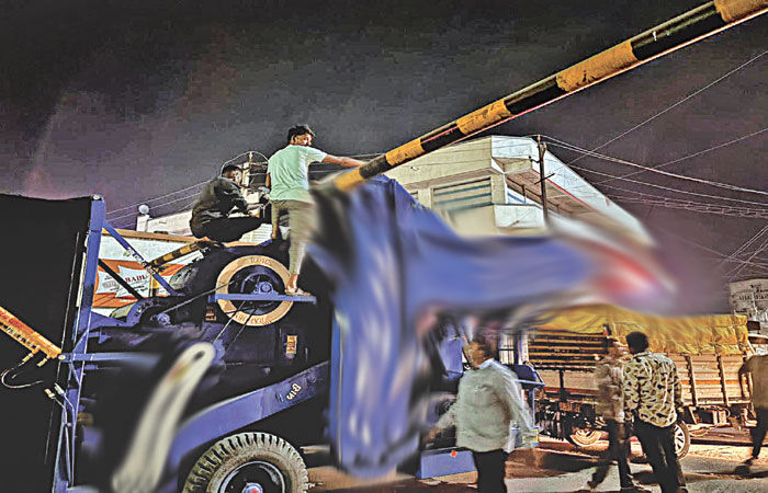 થાન ઓવરબ્રિજ પર હાઇટગેજમાં થ્રેશર મશીન ફસાતાં ટ્રાફિકજામ 1 - image