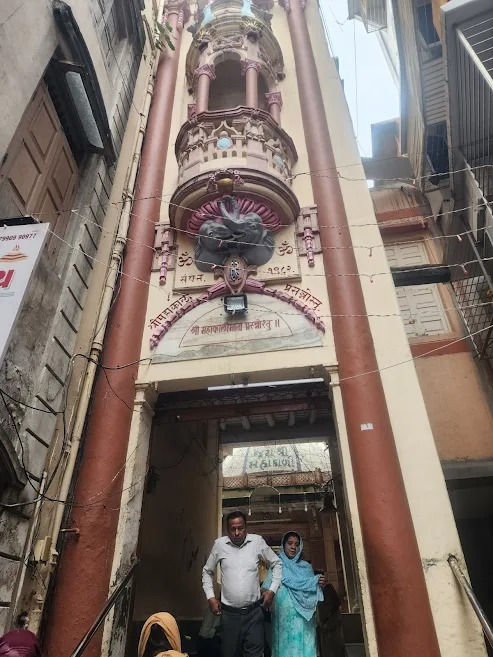 સુરતમાં 311 વર્ષ જૂનું મહાકાળીનું મંદિર, જ્યાં 18 ભુજાવાળી માતાની દુર્લભ પ્રતિમાની થાય છે પૂજા! 2 - image