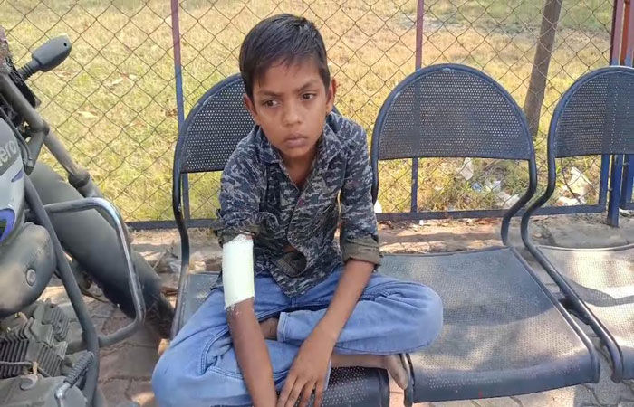 બગોદરાની શાળામાં શિક્ષિકાએ વિદ્યાર્થીને લાકડીથી માર માર્યો 1 - image