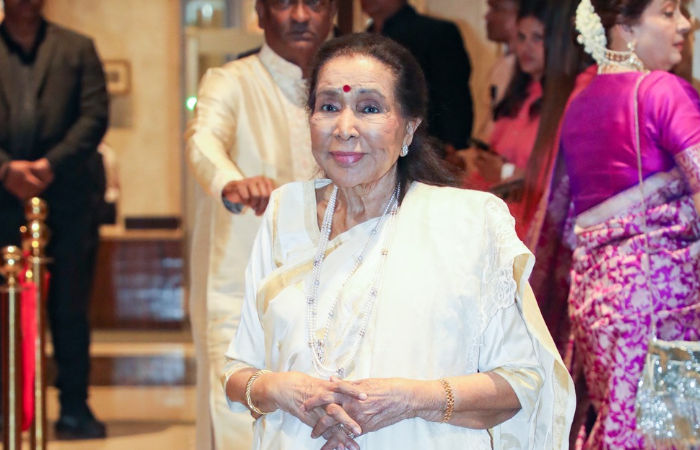 Veteran singer Asha Bhosle suffers cardiac arrest, hospitalised