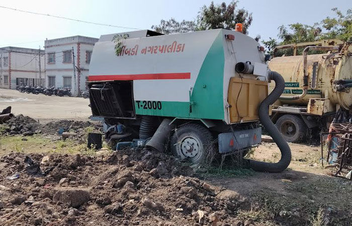 લીંબડી નગરપાલિકાની બેદરકારીથી ધૂળ ખાતુ ૨૦ લાખનું સ્વીપર મશીન 1 - image