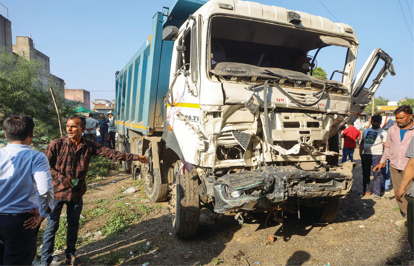PHOTO : રોડ પર મોતનું તાંડવ... છેલ્લા 24 કલાકમાં પાંચ અકસ્માત, 60ના મોત, 42ને ઈજા 2 - image
