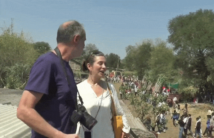 છોટા ઉદેપુરના રૂમડિયામાં 'ગોળ ફર્યાનો મેળો': બાધા પૂર્ણ થતા લાકડાના મંચ પર ગોળ-ગોળ ફેરવવાની અનોખી પરંપરા, વિદેશીઓ ઉમટ્યા 3 - image