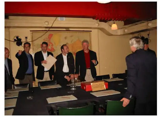 એપસ્ટિન ફાઈલ્સ: અત્યાર સુધી 3 લાખ દસ્તાવેજ જાહેર, કોનું-કોનું નામ આવ્યું? જુઓ લિસ્ટ 18 - image