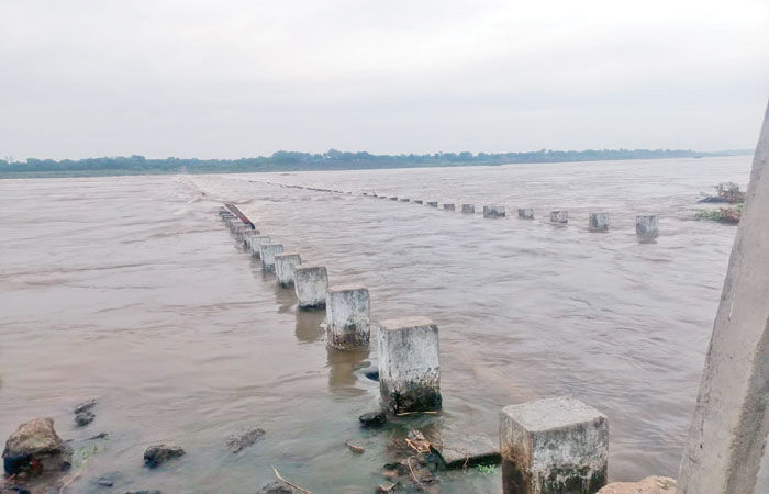 ગુજરાતના 2 મહત્ત્વના જિલ્લાને જોડતો ગળતેશ્વર મંદિર નજીકનો બ્રિજ પાણીમાં ગરકાવ, ડેમ ઓવરફ્લો 1 - image