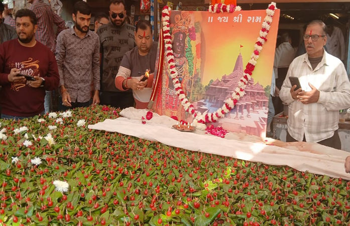 રામ મંદિર પ્રાણ પ્રતિષ્ઠાની વર્ષગાંઠ: જામનગરમાં રામભક્તે 11,111 મીઠા પાનના પ્રસાદનું કર્યું વિતરણ 1 - image