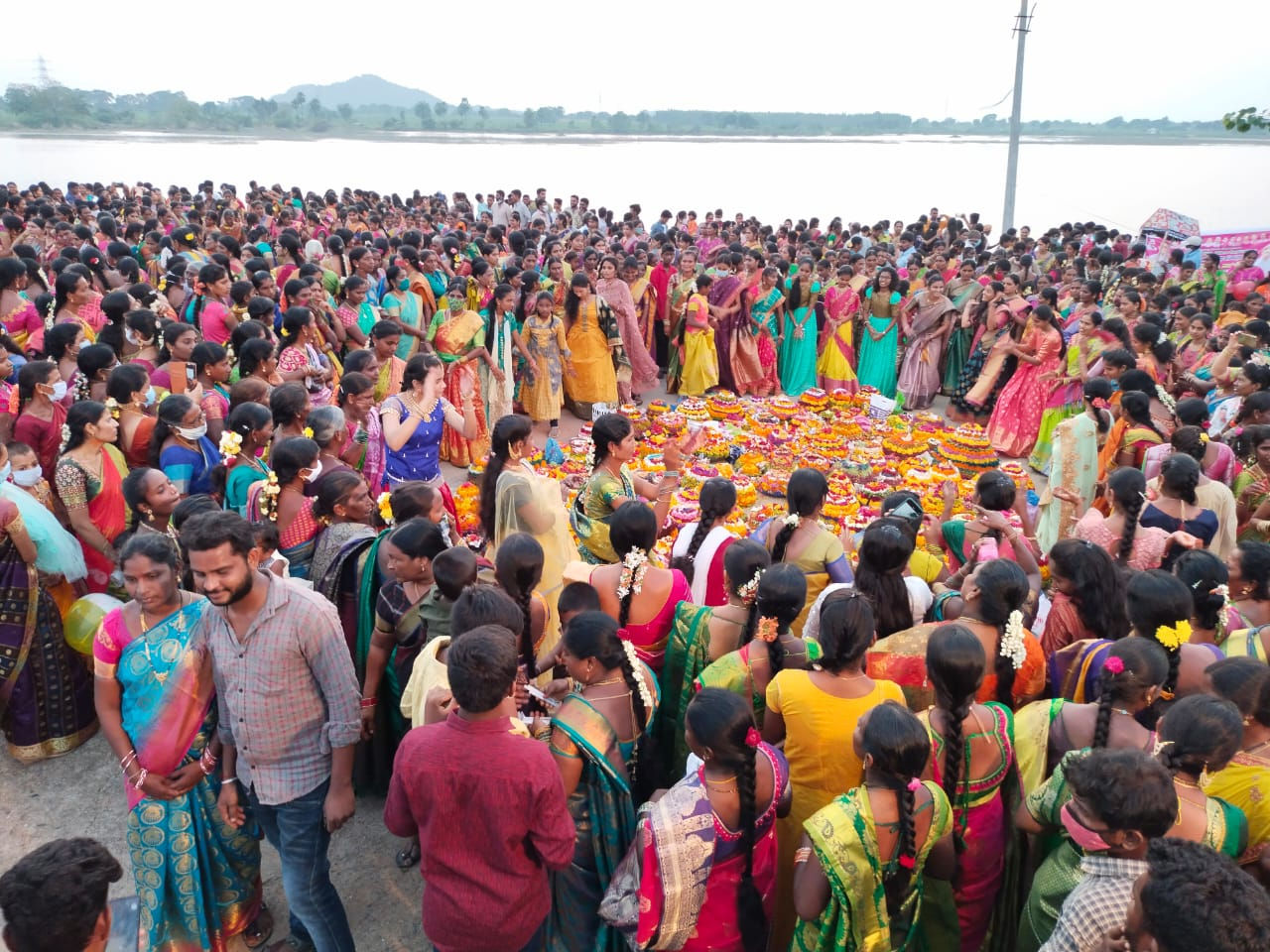 સુરતમાં વસતા તેલુગુ સમાજના લોકો રમે છે    'બતુકમ્મા ગરબા' 2 - image