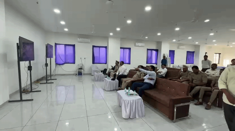 દાયકાઓ જૂના આશ્રયસ્થાનો છીનવાતા લોકો ચોધાર આંસુએ રડ્યા, રાજકોટમાં મેગા ડિમોલિશન વચ્ચે ભાવુક દૃશ્યો 8 - image