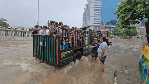 જુઓ સુરતમાં પૂરમાં ફસાયેલા લોકોને પાલિકાએ કેવી રીતે બચાવ્યા, વીડિયો વાયરલ 1 - image