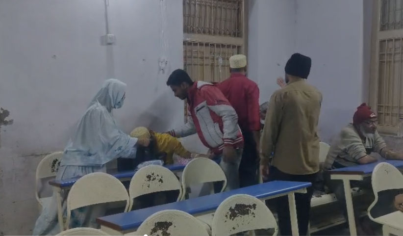 અમદાવાદ: ધોળકાના કૌકા ગામે લગ્ન પ્રસંગમાં ​મીઠાઈ ખાધા બાદ ફૂડ પોઈઝનિંગ, 50થી વધુ લોકોની તબિયત બગડી 2 - image