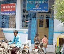 ધનાસુથારની પોળમાં સ્થાનિક લોકોએ કંટાળીને દારૂ પીતા લોકોને પકડયા 2 - image