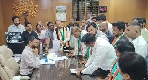 SIRની મુદત લંબાવવા અને વડોદરામાં મૃતક BLOના પરિવારને સહાય આપોની માગ સાથે કોંગ્રેસના સૂત્રોચાર 2 - image