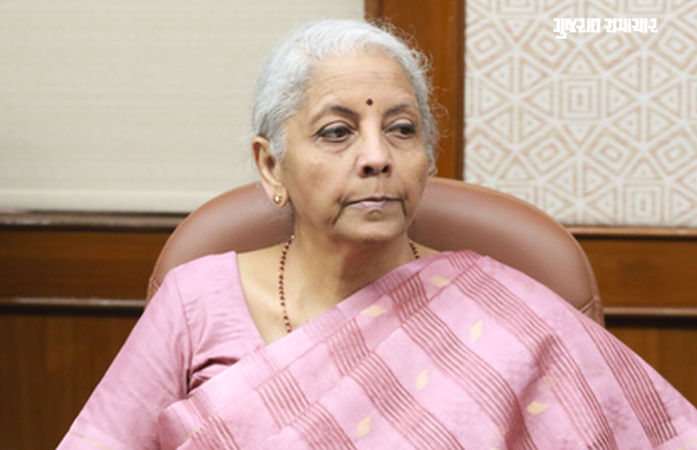 બળજબરીથી વીમો વેચવો ગુનો છે, મિસ-સેલિંગ બંધ કરો: બેન્કોને નાણામંત્રી સીતારમણની ચેતવણી 1 - image