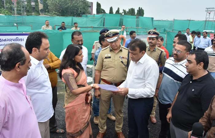 સુરત: ગણેશ વિસર્જન શનિવારે સવારે 10 વાગ્યે રવિવારે સવારે 4 વાગ્યે શરૂ થયું - છબી