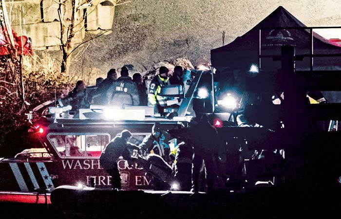 પેસેન્જર જેટ, મિલિટરી હેલિકોપ્ટર સાથે અથડાયું, 60 પેસેન્જર્સ અને હેલિકોપ્ટરમાં રહેલા તમામનાં મૃત્યુ 1 - image