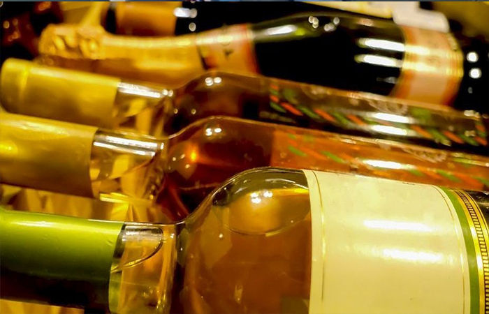 જામનગર શહેરમાં ઈંગ્લીશ દારૂ અંગે બે સ્થળે દરોડા : જાહેર રોડ પરથી દારૂ સાથે નીકળેલા બે આરોપી ઝડપાયા 1 - image