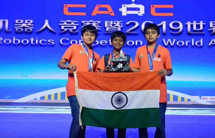 ચીનમાં યોજાયેલી આતંરરાષ્ટ્રિય રોબોટિક્સ સ્પર્ધામાં વડોદરાની ટીમને સિલ્વર મેડલ 1 - image