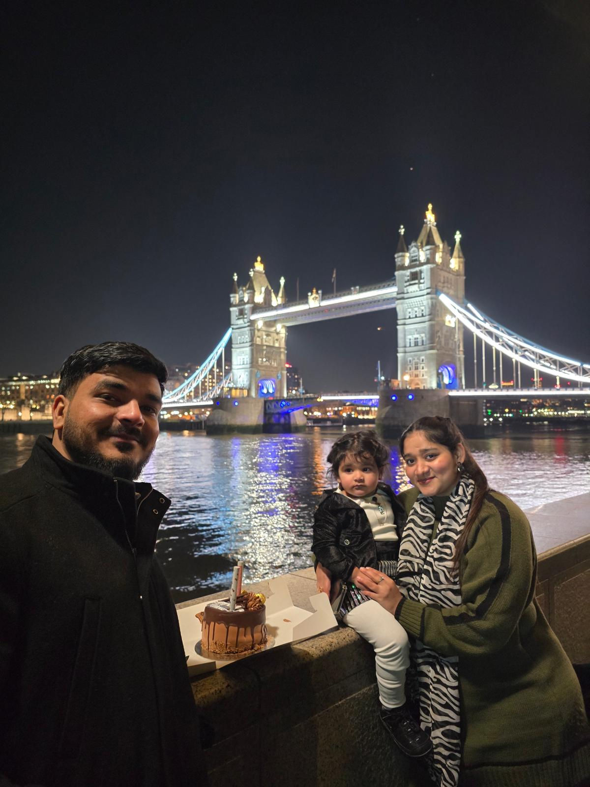 અમદાવાદ પ્લેન ક્રેશમાં પત્ની-દીકરી ગુમાવનારા ગુજરાતી યુવકની વેદના, હવે બ્રિટિશ સરકારે દેશ છોડવા ફરમાન કર્યું 4 - image