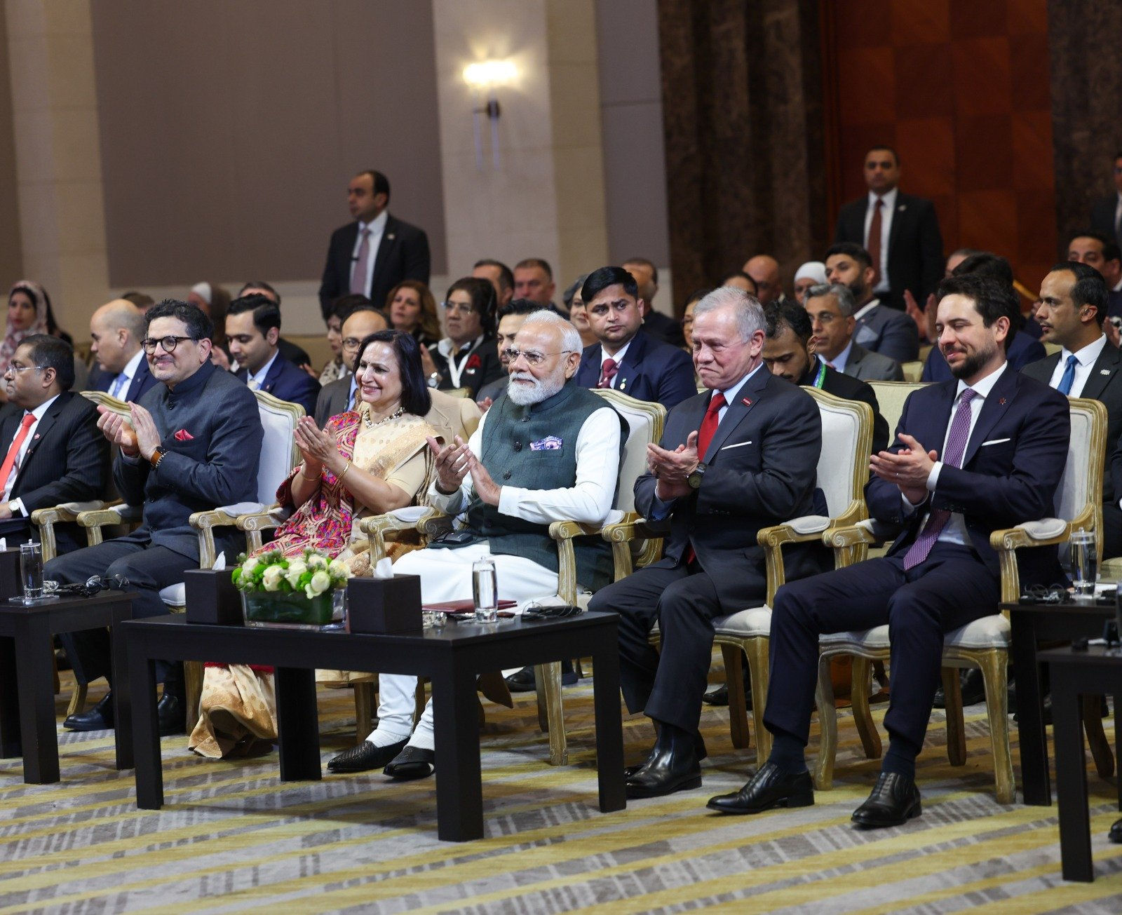 Photos: જૉર્ડનમાં PM મોદી માટે ખુદ ક્રાઉન પ્રિન્સે ચલાવી કાર, બંને દેશો વચ્ચે 5 કરાર 3 - image