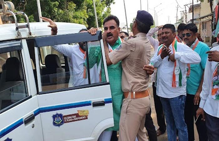 જામનગર શહેર અને જિલ્લામાં કોંગ્રેસ દ્વારા અપાયેલા 'બંધ' ના એલાનને સવારના ભાગે આંશીક સફળતા 3 - image