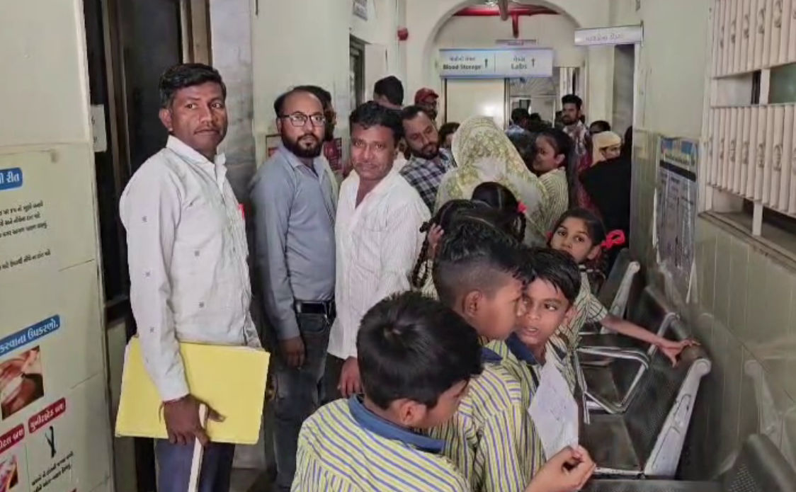 છોટાઉદેપુરમાં તંત્રના પાપે 120થી વધુ લોકો બીમાર પડ્યા! ગટરનું પાણી નદીમાંથી થઈને ઘરોના નળ સુધી પહોંચ્યું 3 - image