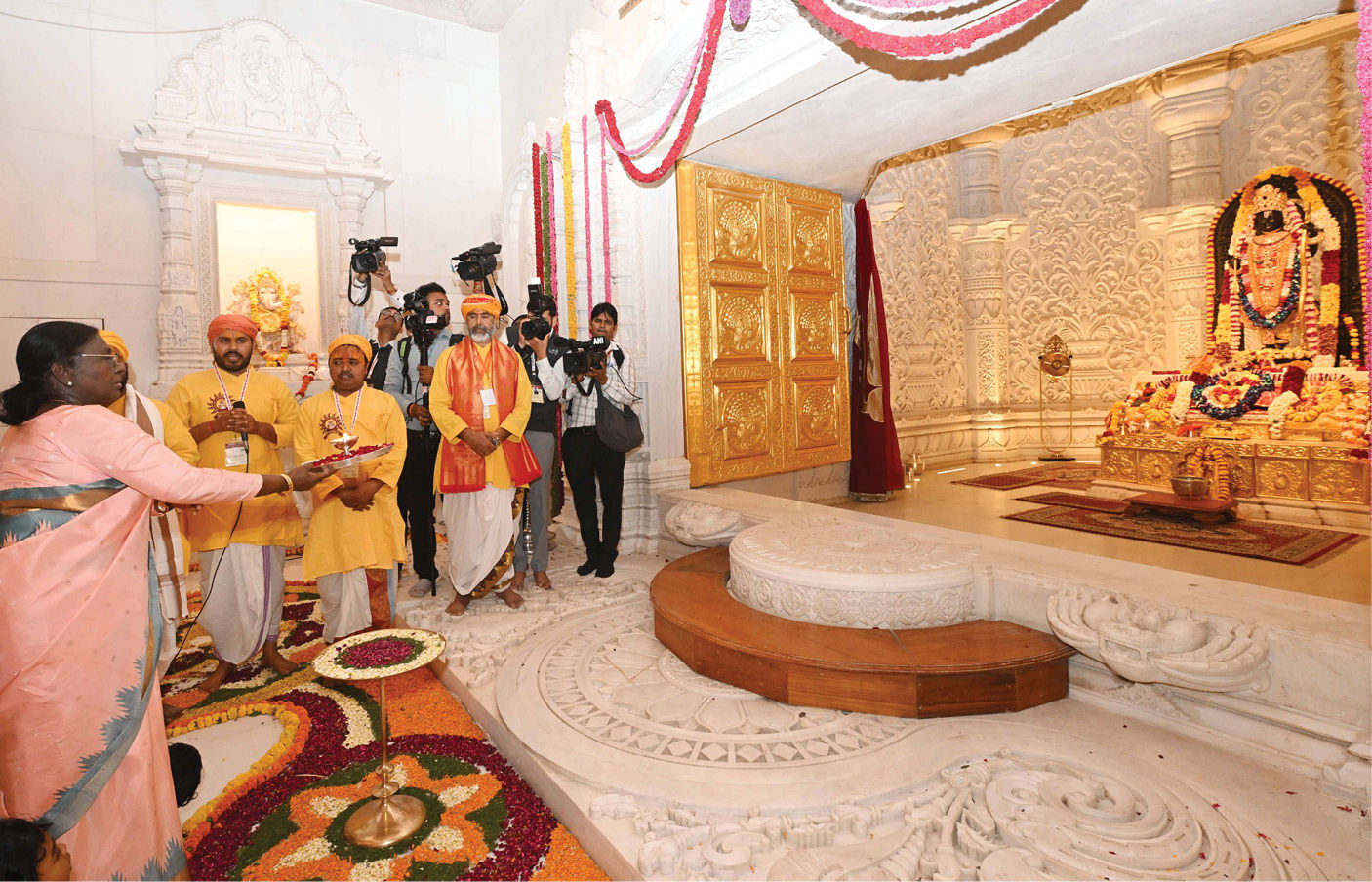 VIDEO : અયોધ્યામાં રાષ્ટ્રપતિ દ્રૌપદી મૂર્મુના હસ્તે 'શ્રી રામ યંત્ર'ની સ્થાપના! જાણો શું છે તેની ખાસિયત 4 - image