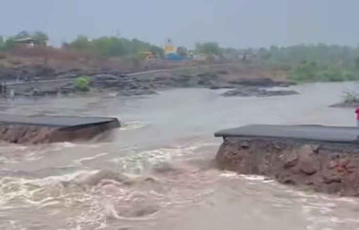 વડોદરા: પહેલા જ વરસાદમાં જ સાવલીના ધનતેજ-સધાપુરા વચ્ચેનું નાળું ધોવાયું, અનેક ગામો સંપર્કવિહોણા! 2 - image