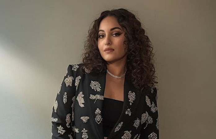 લગ્નના 1 વર્ષ બાદ સોનાક્ષીએ ભાઈઓ સાથે વિવાદ મુદ્દે મૌન તોડ્યું, કહ્યું- હું ધ્યાન નથી આપતી 1 - image