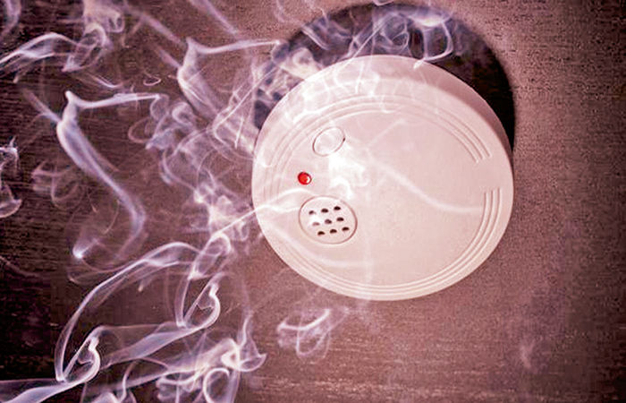 આગની ચેતવણી આપતા સ્મોક ડિટેકટર . 1 - image