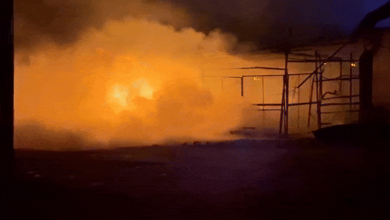 અમદાવાદના બોપલમાં મોડી રાતે ભીષણ આગ, સિલિન્ડર બ્લાસ્ટ થતાં અફરાતફરી, સદનસીબે જાનહાનિ ટળી 1 - image