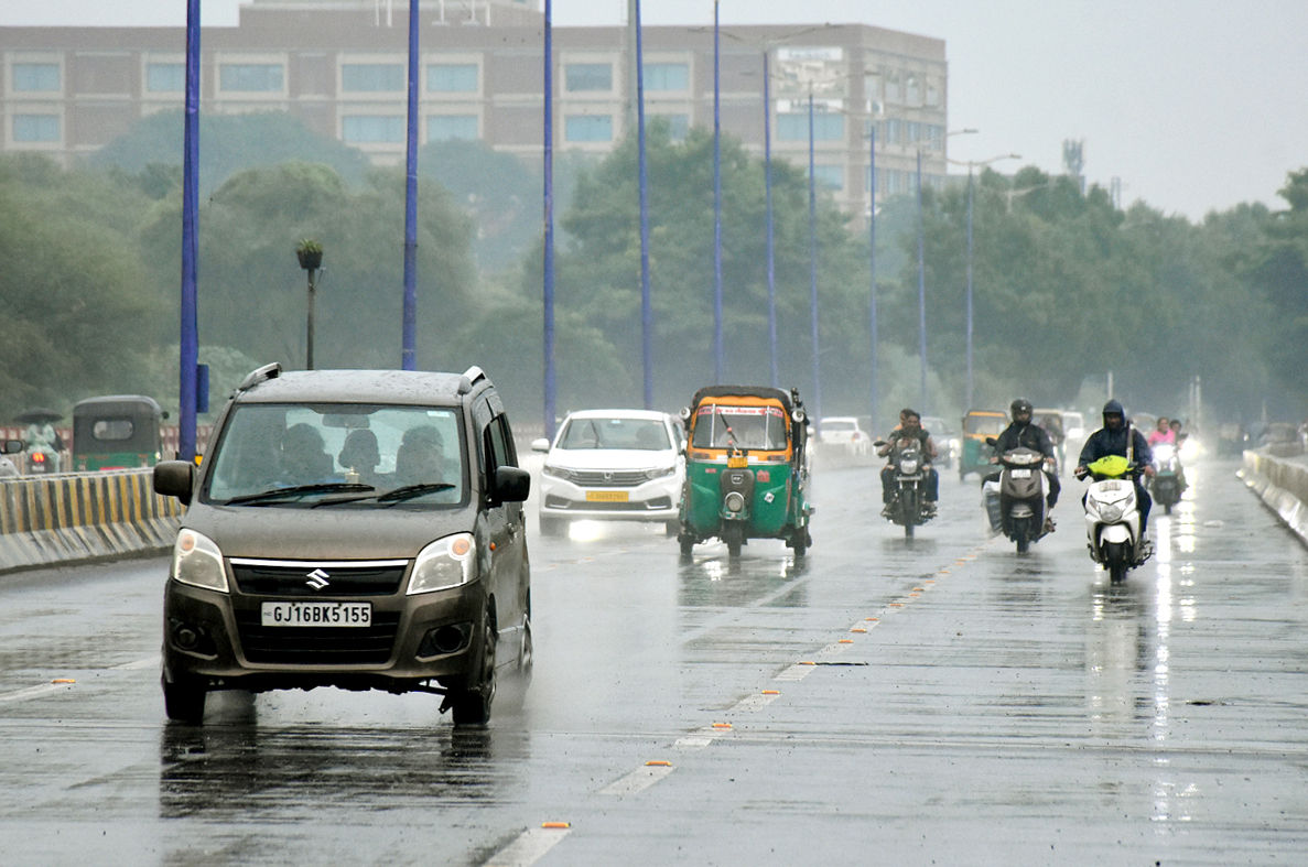 Heavy unseasonal rain lashes Saurashtra South Gujarat Mahuva records 195 mm