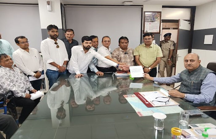 મોરબીમાં સોની યુવાનની હત્યાના વિરોધમાં જામનગરની ચાંદીબજાર અડધો દિવસ બંધ : ધરણાં સાથે વિરોધ પ્રદર્શન કરાયું 2 - image