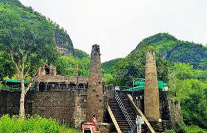 પ્રાચીન સંરક્ષિત મંદિરમાં મશાલ પ્રગટાવી રીલ બનાવાતાં ગુનો દાખલ 1 - image