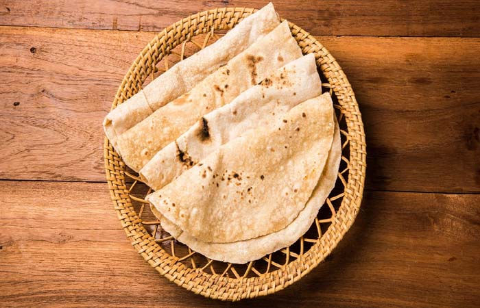 વાસ્તુ ટિપ્સ: પૈસાની તંગી દૂર કરવી છે? તો રોટલી બનાવતી વખતે ક્યારેય ન કરતા આ ભૂલ! 1 - image