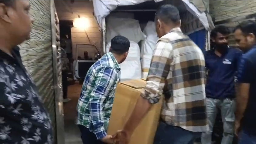 બુટલેગરોને બીજા રાજ્યમાંથી દારૂ લાવવાની ચિંતા જ નહીં!, અમદાવાદમાં જ બને છે નકલી દારૂ, ફેક્ટરી ઝડપાઈ 2 - image