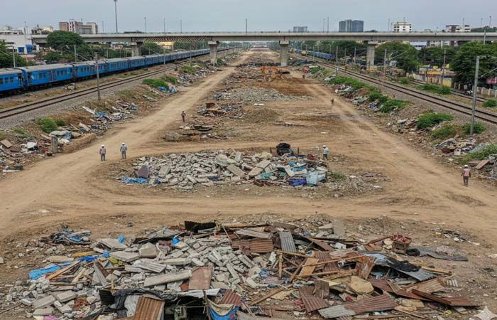 જામનગરના દિગ્જામ માર્ગે રેલવેની 18 હજાર ચો.મી.જગ્યામાં ખડકાયેલા દબાણો દૂર કરાયા 1 - image