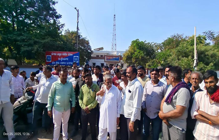 રજૂઆત કરવા આવેલા ગ્રામજનોને પોલીસ મથકમાં પ્રવેશવા ન દેતા રોષ 1 - image