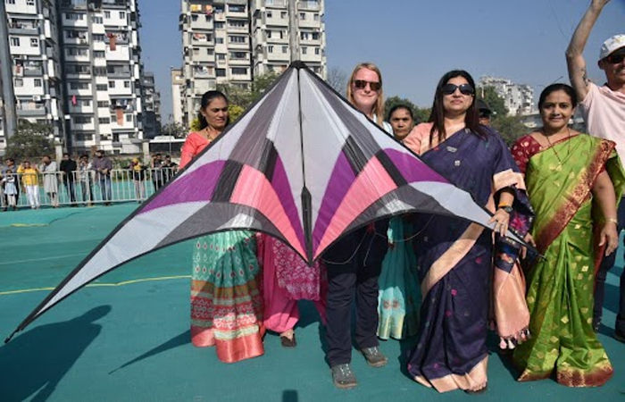 સુરતમાં જી-20ની ‘વસુધૈવ કુટુંબકમ’ થીમ આધારિત ‘આંતરરાષ્ટ્રીય પતંગ મહોત્સવ’ યોજાયો 2 - image