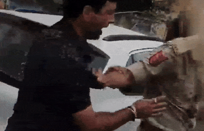 સુરતમાં નો-પાર્કિંગમાં કાર પાર્ક કરતા વિવાદ, ટ્રાફિક પોલીસ અને કાર ચાલક વચ્ચે છૂટાહાથની મારામારી, વીડિયો વાઈરલ 1 - image