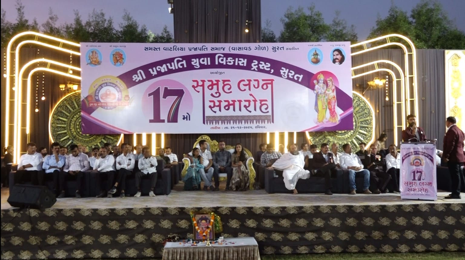 સુરતમાં ગંગાસ્વરૂપ મહિલાઓનું અનોખું સન્માન: તેમના હસ્તે સમૂહ લગ્નનો શુભારંભ કરાવી રૂઢિચુસ્ત પરંપરાને તિલાંજલિ અપાઈ 2 - image