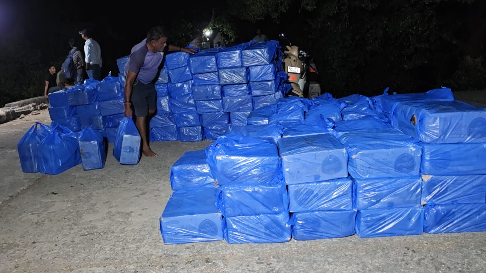 ચૂંટણી પહેલા ગુજરાતમાં દારૂની હેરાફેરી કરવાનો પ્રયાસ, દમણથી વલસાડ આવતી બોટમાંથી 50 લાખનો દારૂ ઝડપાયો 3 - તસવીર